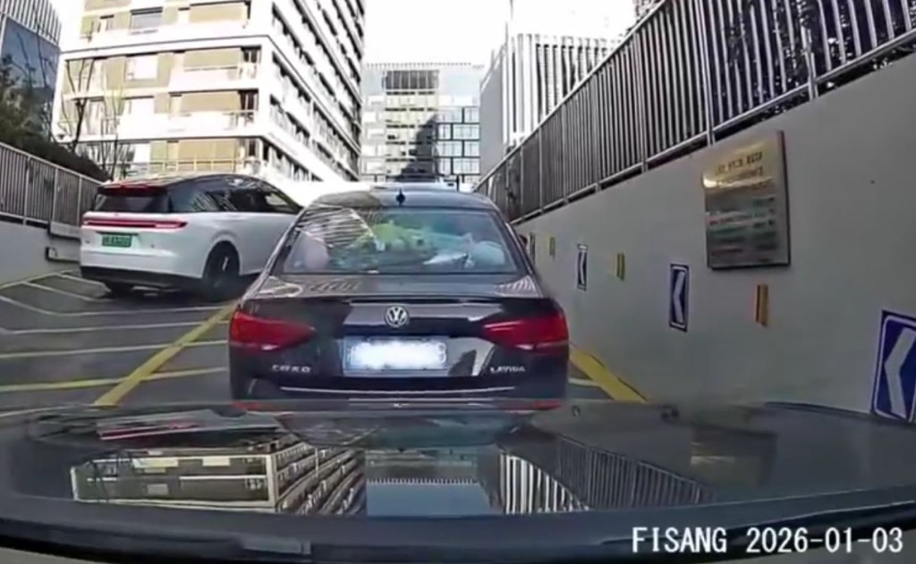 白色SUV逆線打尖被一眾車主「死頂」整治。微博