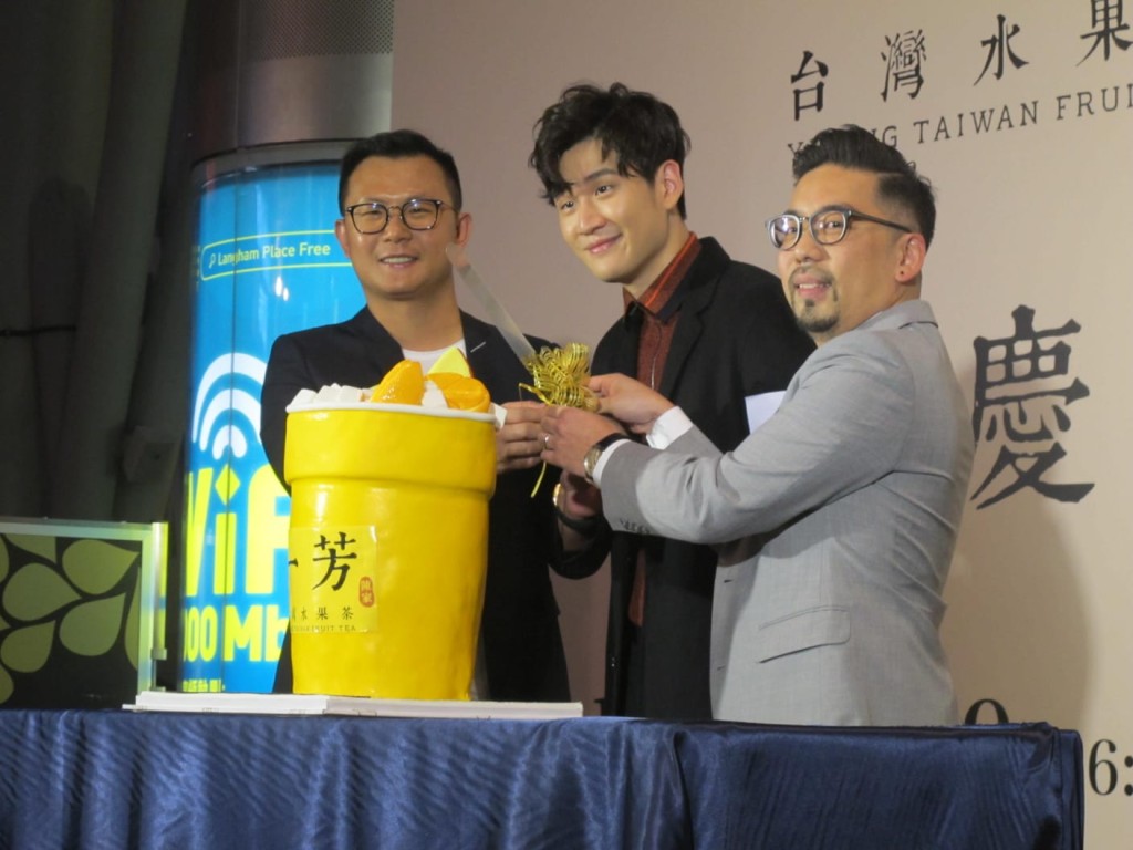 周興哲出席台灣水果茶品牌活動。
