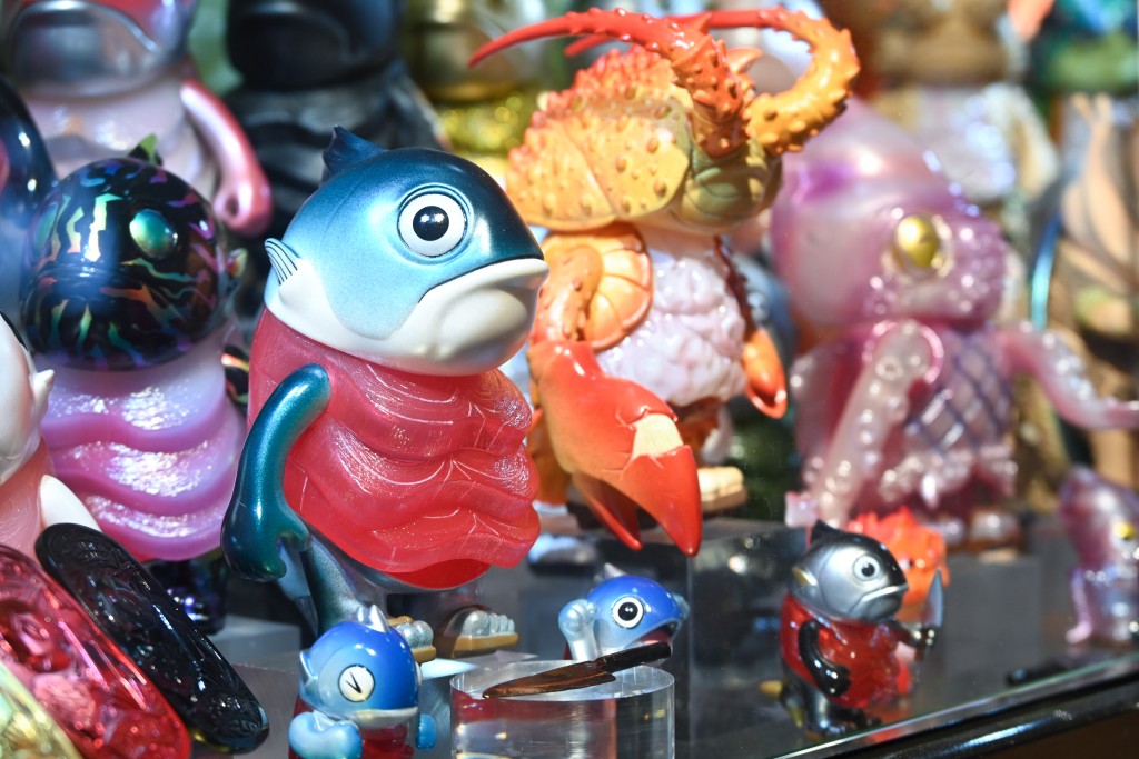 香港藝術玩具設計師 Chino Lam 創作的「鮪魚先輩」、「JIRO魚次郎」等大魚角色作品
