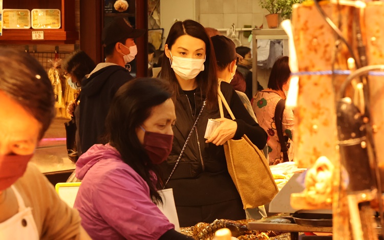 陳煒細心挑選食材,睇下啲餸菜夠唔夠新鮮。