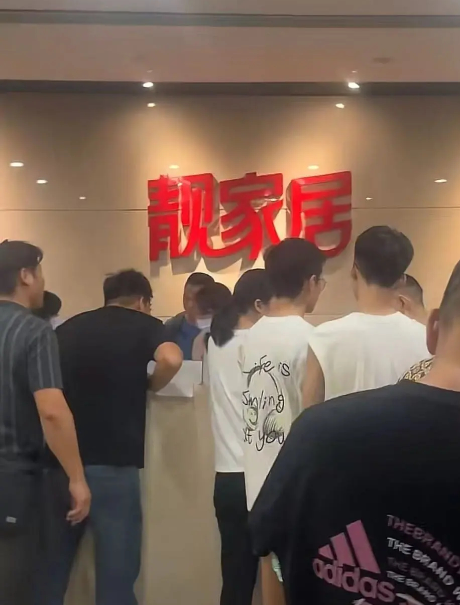 不少供應商「靚家居」追討欠款。