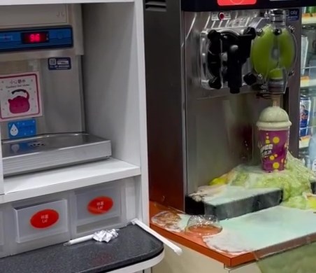 便利店一部思乐冰机怀疑发生故障，思乐冰像喷泉般涌出。