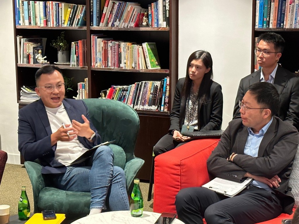 香港中小企總商會副會長楊全盛(左)表示，本港的資深網絡安全從業員並不足夠。