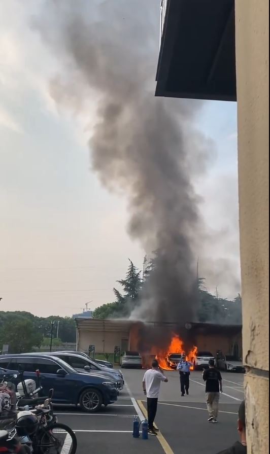 充電站內包括蔚來、小米及榮威等品牌的電動車被焚毀。抖音@關公1