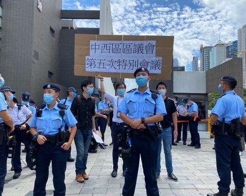 多名中西區區議員到場視察。