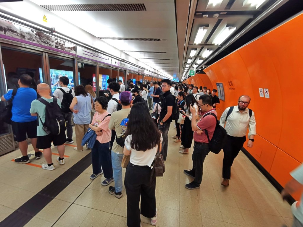 港鐵北角站有信號設備運作不暢順,將軍澳綫來往北角至寶琳或康城的車程延長5至8分鐘。 港鐵北角站有信號設備運作不暢順,將軍澳綫來往北角至寶琳或康城的車程延長5至8分鐘。