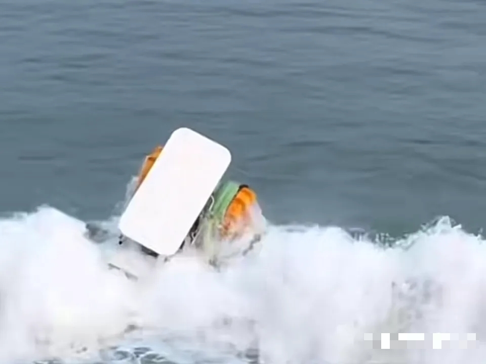 受巨浪袭击，在深圳大梅沙有沙滩车翻侧。南方都市报