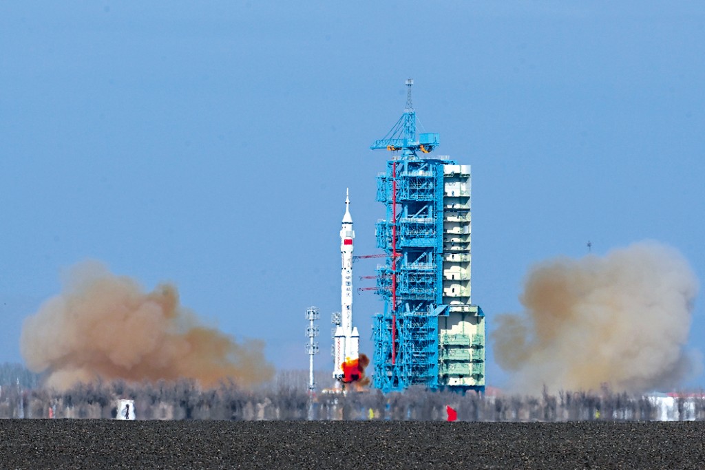 神舟22號飛船昨午在酒泉發射升空。