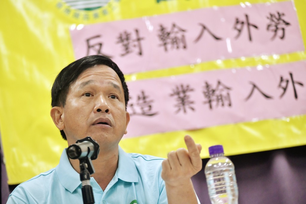 港九搭棚同敬工會理事長何炳德強調，火災成因是易燃物，而非「竹棚不安全」。