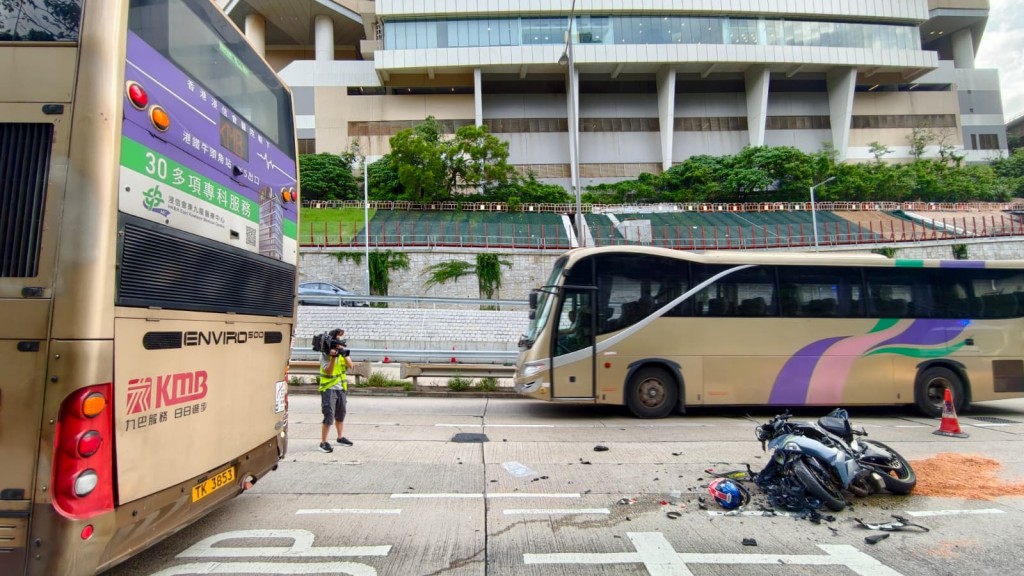 電單車疑有漏油,地上被鋪上木糠處理。 黃文威攝 電單車疑有漏油,地上被鋪上木糠處理。 黃文威攝