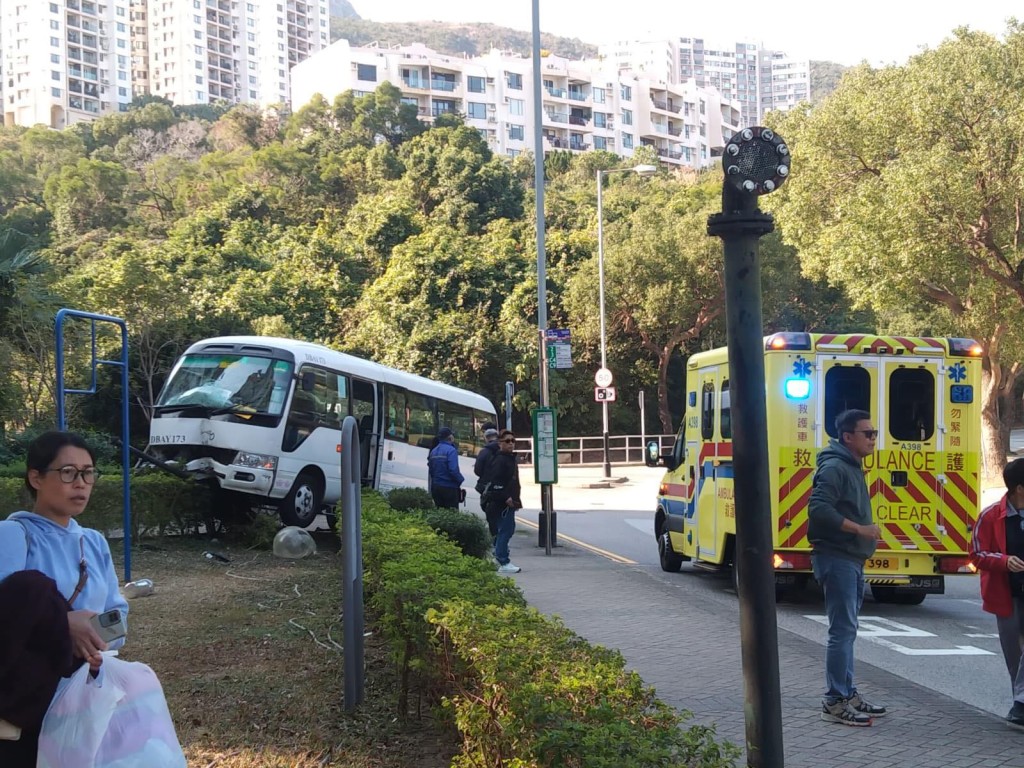 有街坊稱該站頭經常有居民候車，幸事發時剛好無人。FB：Polai Ho@DB Matters