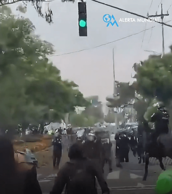 2026世界盃開幕戰揭幕後,阿茲特克體育場外屢見警民衝突。Antifa_Ultras@X/DudekPL4@X 2026世界盃開幕戰揭幕後,阿茲特克體育場外屢見警民衝突。Antifa_Ultras@X/DudekPL4@X
