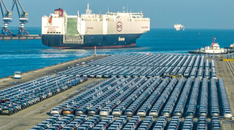 「比亞迪探索者1號」載著5,449輛比亞廸新能源車駛向歐洲。網絡圖片