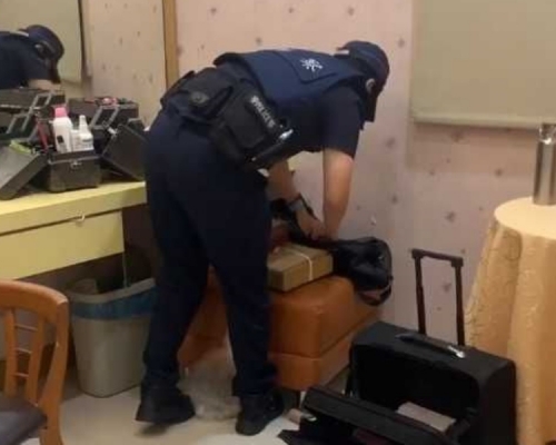 有網民指警員為搜查12.5萬台幣要求5人全身脫光檢查。facebook《爆怨公社》群組圖片