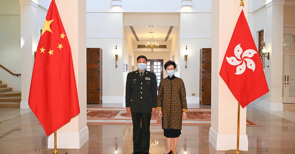 行政長官林鄭月娥(右)在禮賓府與中國人民解放軍駐香港部隊司令員彭京堂少將(左)會面。政府新聞處