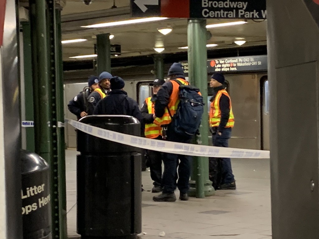 纽约发生地铁相撞后，车站暂停服务。