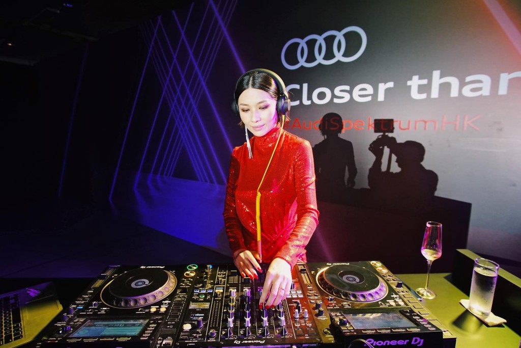 黄泆潼已是著名打碟DJ。
