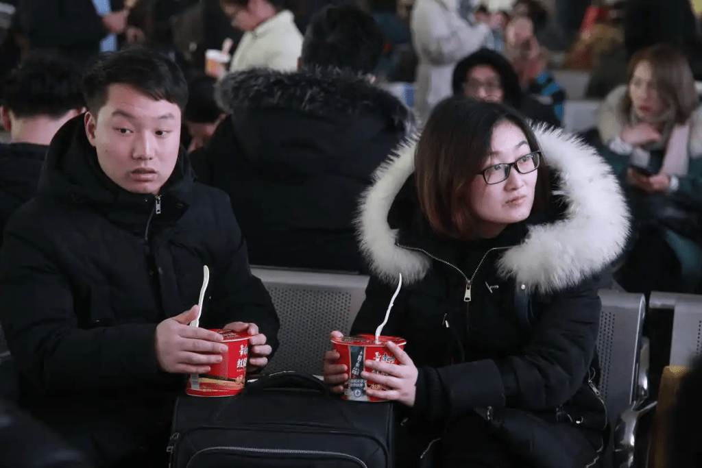 「高鐵上不能吃杯麵」的話題引發網上激烈討論。