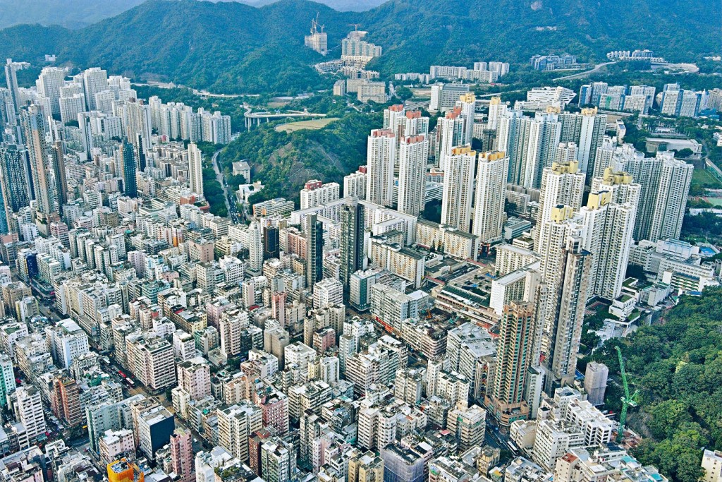 房屋局局長何永賢表示，政府將在興建傳統公屋外，興建約三萬個「簡約公屋」單位。