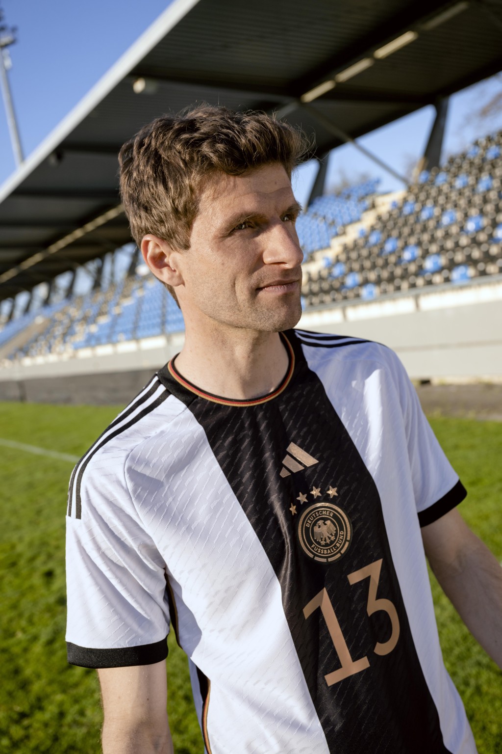 ９）德國 / 主場球衣： 德國主場球衣以黑白作主調，胸前以熱轉印技術製成的隊徽以金色細節修飾，中間綴以條紋圖案，該設計靈感啟發自德國首件球衣，演繹出德國的運動精神與簡約美學，顏色亦容易襯搭。Adidas圖片