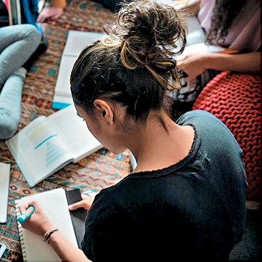 考生準備會計師專業資格考試。