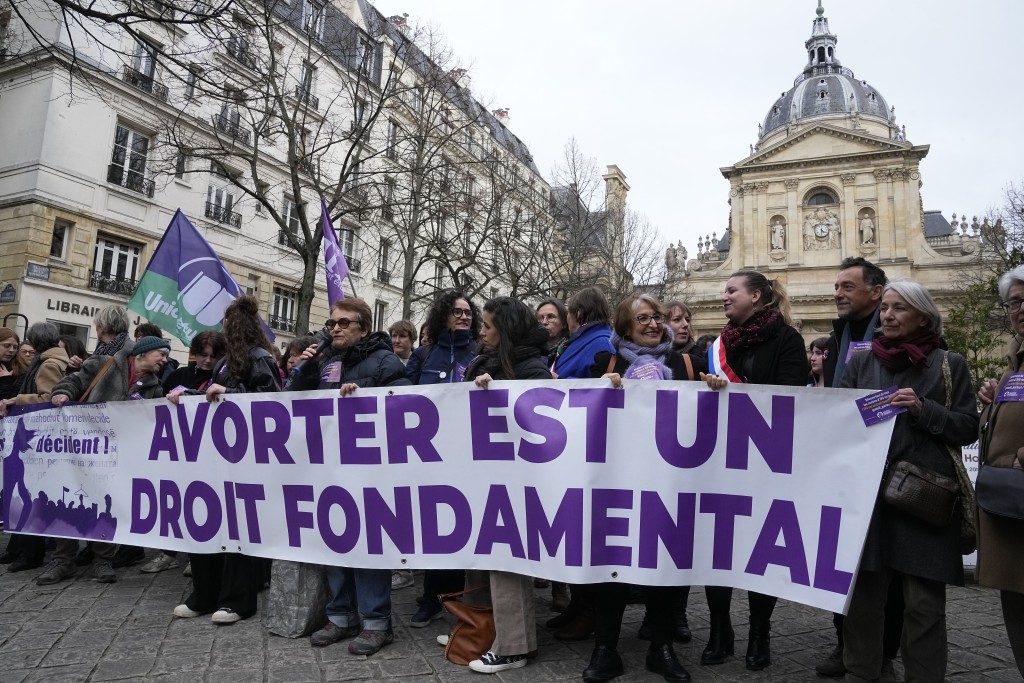 法国民众早前举行示威，强调堕胎是基本权利。美联社