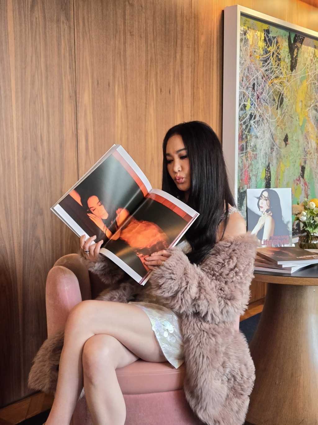 温碧霞将两年来的工作花絮，以及西班牙与泰国的旅程靓相集结当中。