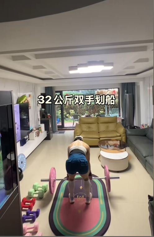 貴陽的蔣女士瘋狂「舉鐵」及戒奶茶1年，成功減去30公斤。抖音