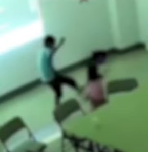 視頻看到男童疑似用腳踢向女童。(影片截圖)