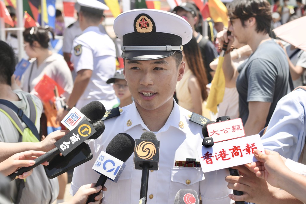 駐港部隊海軍二級上士馬馳。 駐港部隊海軍二級上士馬馳。