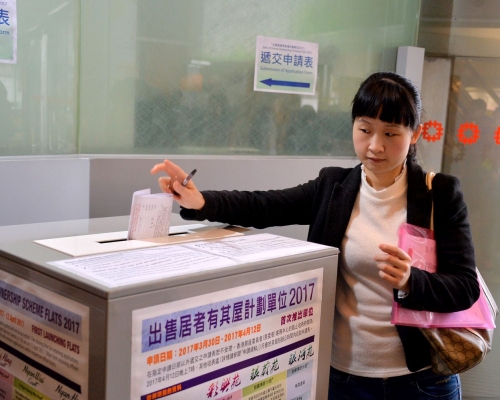 截至今日下午5時,樂富的香港房屋委員會客務中心累計共收到約12,700份居屋申請表。資料圖片