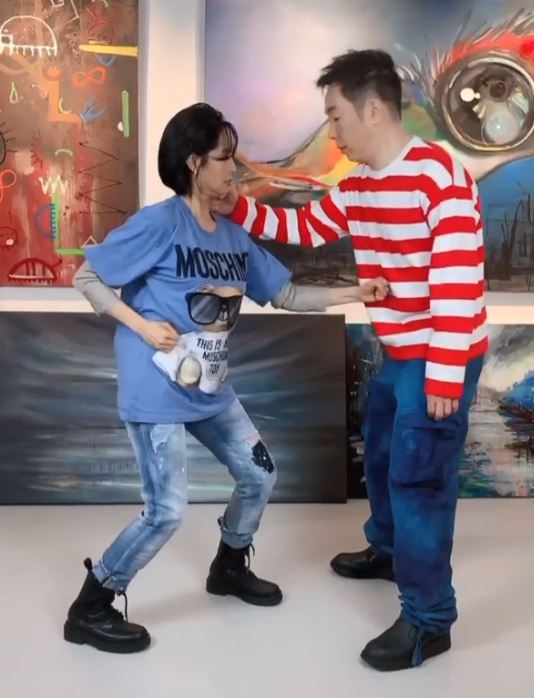 嗱，佢打阿Paul條腰。