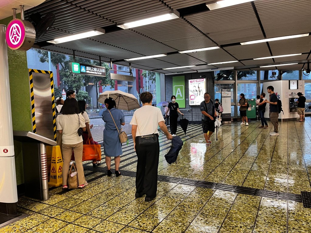 市区、大屿山部分地区及长洲更录得约100毫米雨量。李健威摄