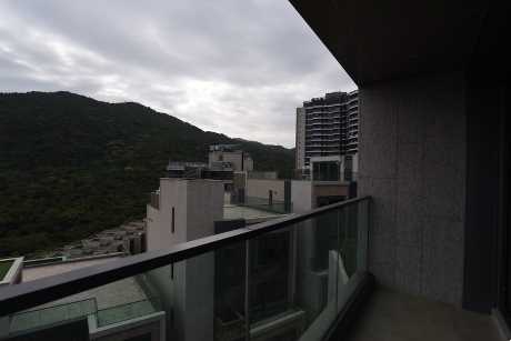 站於露台，可欣賞清幽內園景及山景。