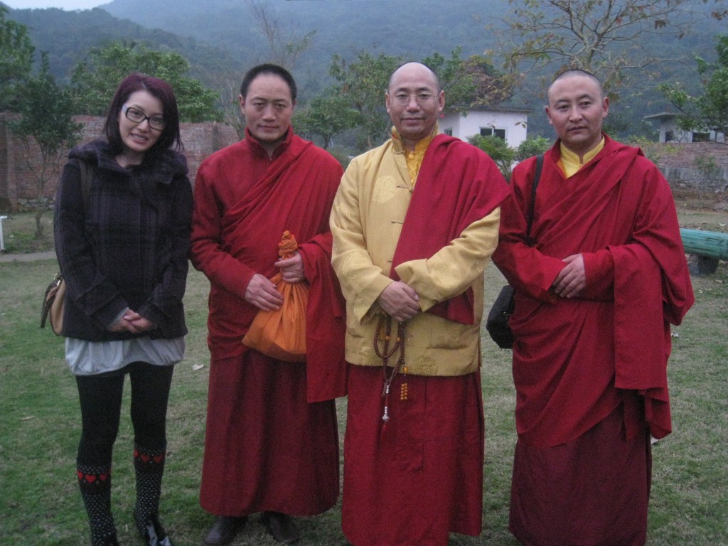黃𨥈瑩早年篤信佛教。