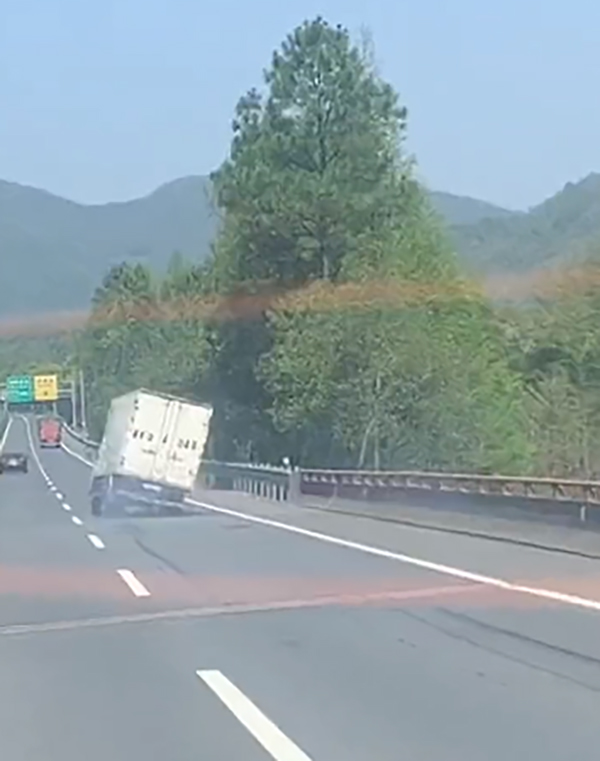貨車在高速公路行駛，不停左右兩邊搖擺。 網片截圖