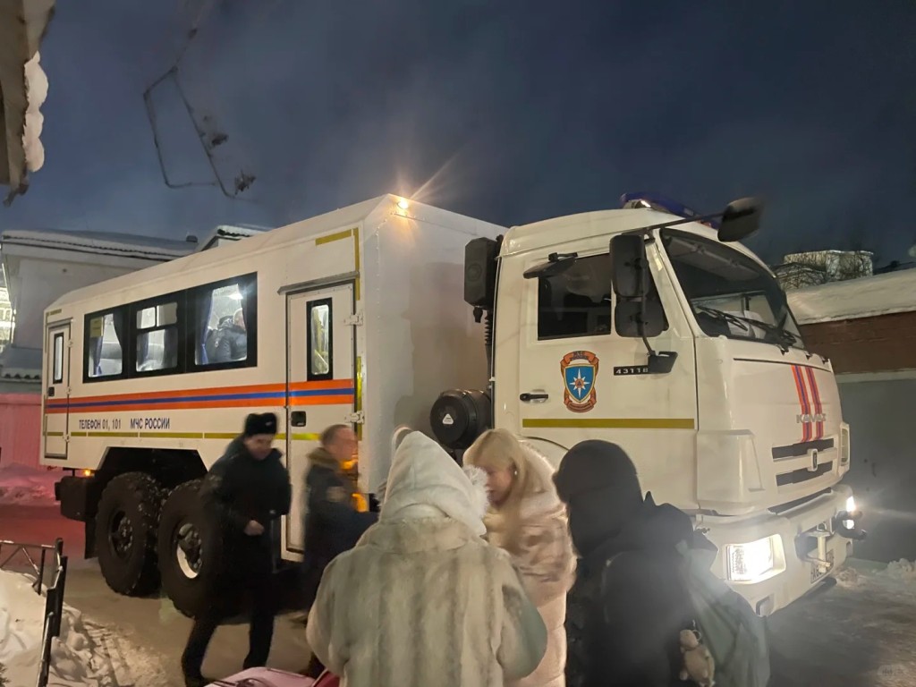 惡劣天氣緩和後，當地政府派出警車協助疏散受困中國旅客。小紅書＠吶