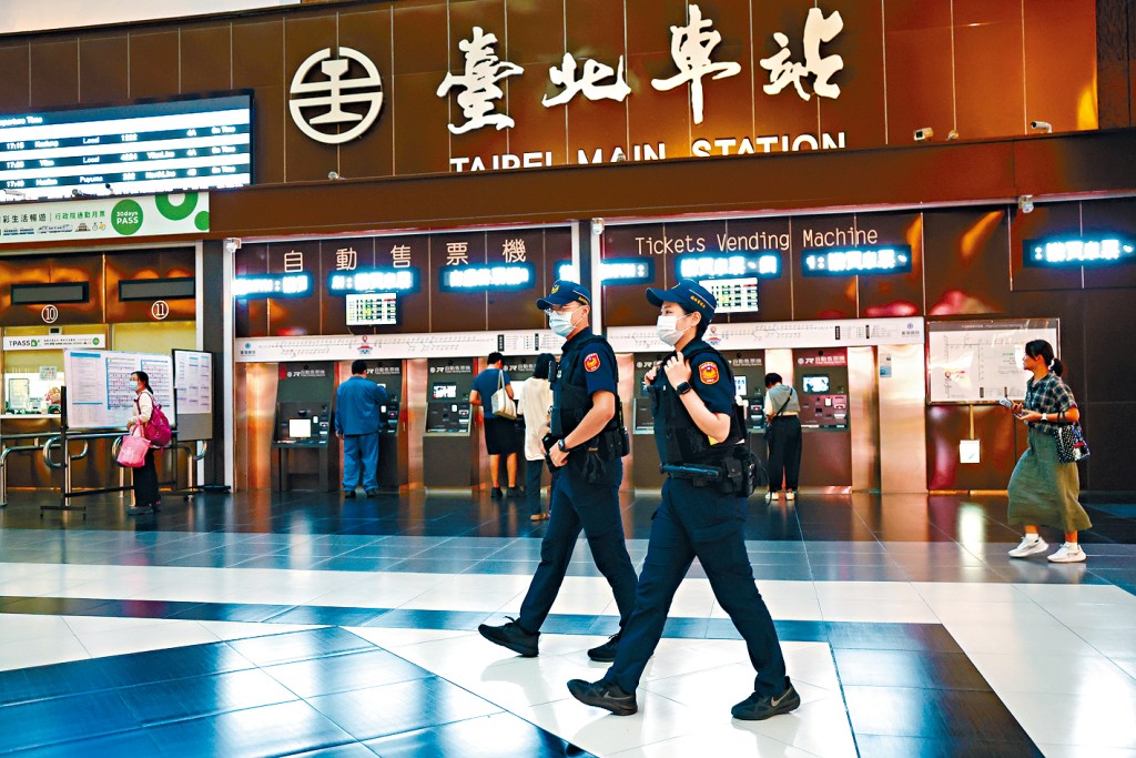 台北車站大廳發生港婦遭性侵案件後，當地警方加強巡邏。