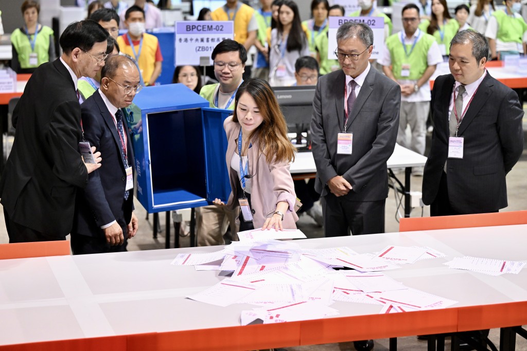 李家超亦感謝所有參與舉辦是次補選的政府同事和非政府人員所付出的努力。 李家超亦感謝所有參與舉辦是次補選的政府同事和非政府人員所付出的努力。
