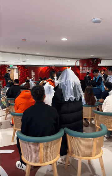 新疆赛里木湖景区的婚姻登记中心5月20日凌晨爆满来自全国各地的新人前来办理结婚证。  抖音