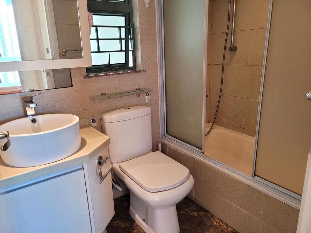 浴室設鏡櫃及洗手台櫃，可擺放日用品。