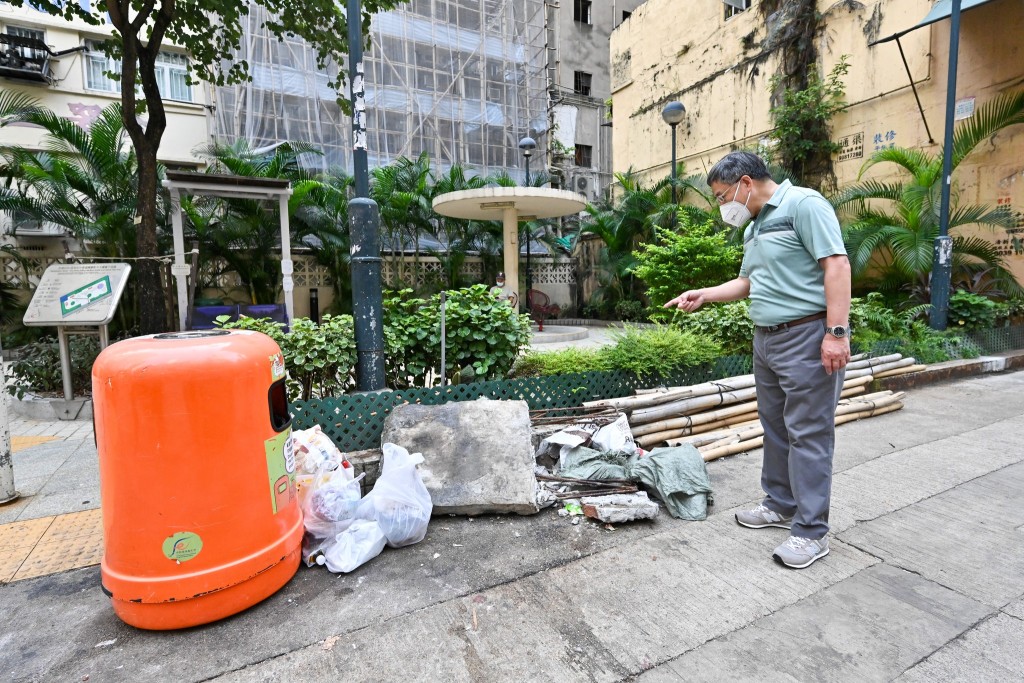 卓永興曾指新填地街有人連大件石屎也棄置於「小露寶」旁，毫無公德。（卓永興FB圖片）