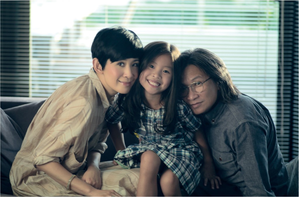 吳君如與陳可辛及女兒陳是知於9年前曾拍攝家庭照，製成月曆作義賣用途。