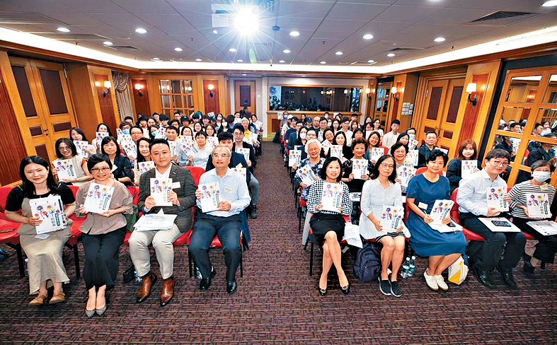 去年10月，馮明穗與研究中心團隊出版《照顧者實用資訊手冊》，為照顧者提供更全面的資訊。