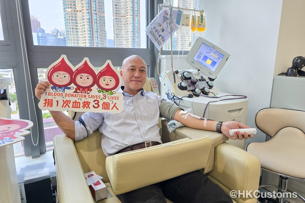 東盟成員國駐港總領事及香港紅十字會於12月29日聯合發起為期三日的捐血活動。海關關長陳子達以身作則參與捐血，以實際行動踐行救助承諾。香港海關FB圖片