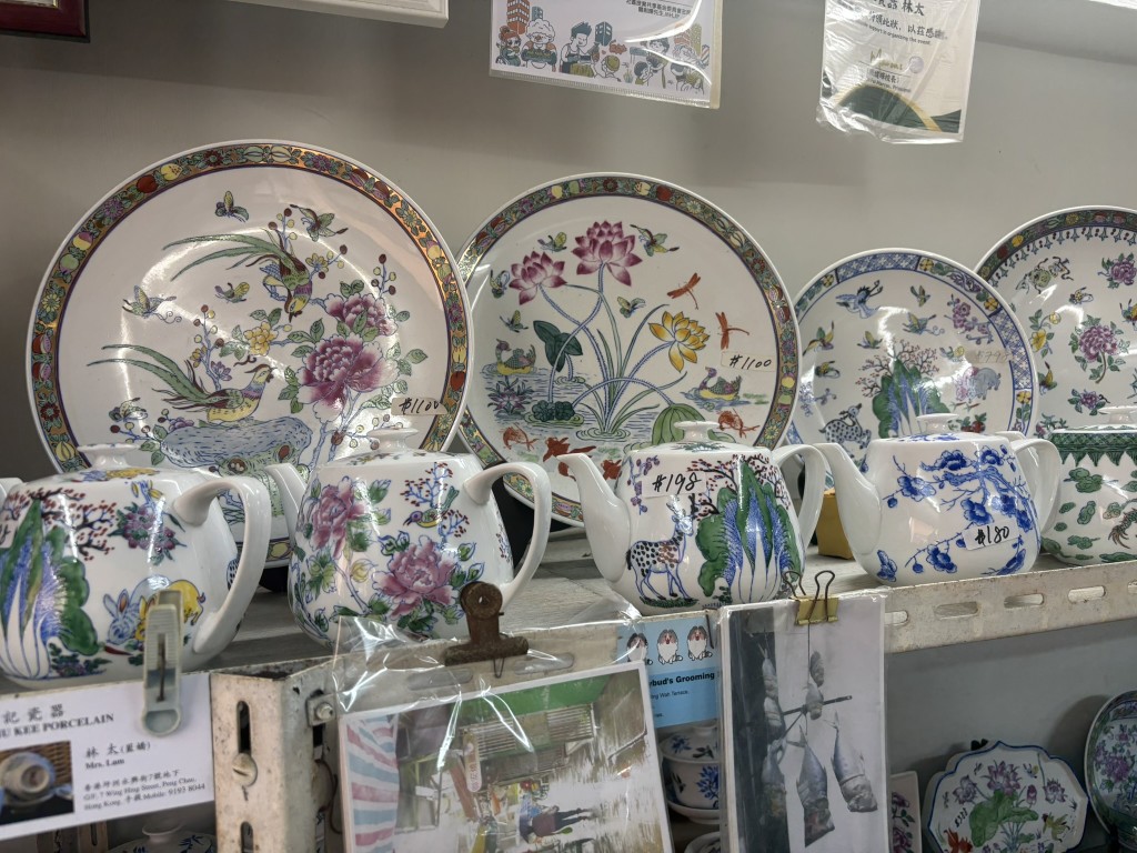 彩瓷商品都是由店主林太親手繪製， 定格親民，圖案以花鳥蟲魚等為主。（圖片來源：《親子王》）
