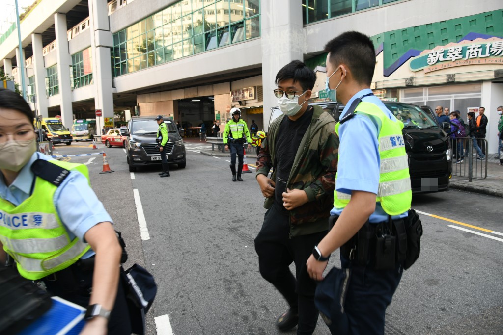 司機接受警員調查。蔡楚輝攝