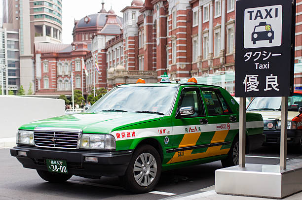 日本的计程车是采用绿色车牌，容易识别。