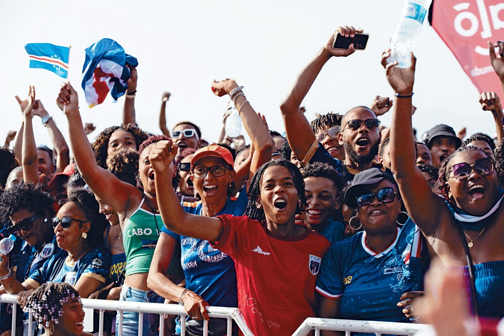 佛得角歷史性躋身世界盃決賽周，當地民眾熱烈慶祝。