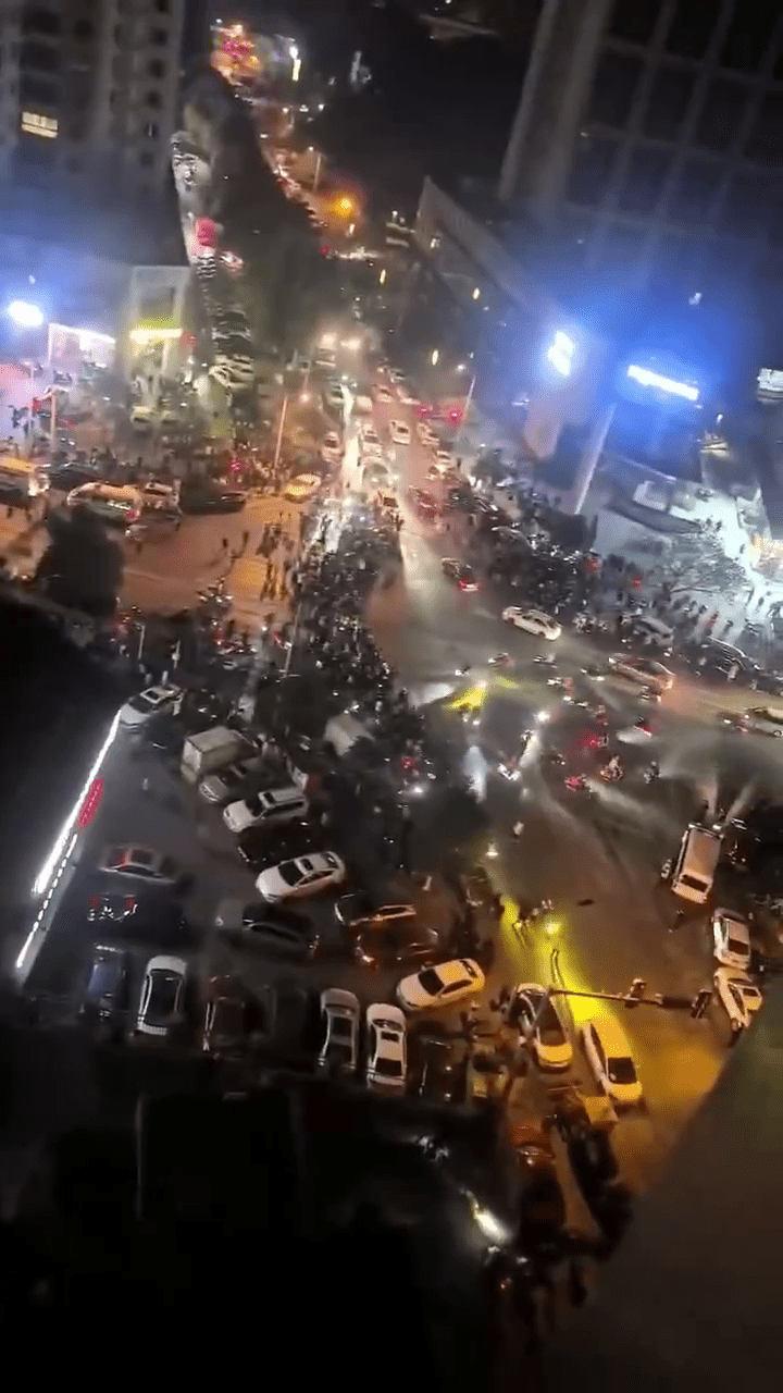 外賣員以鳴笛、亮燈等方式聲援。 外賣員以鳴笛、亮燈等方式聲援。